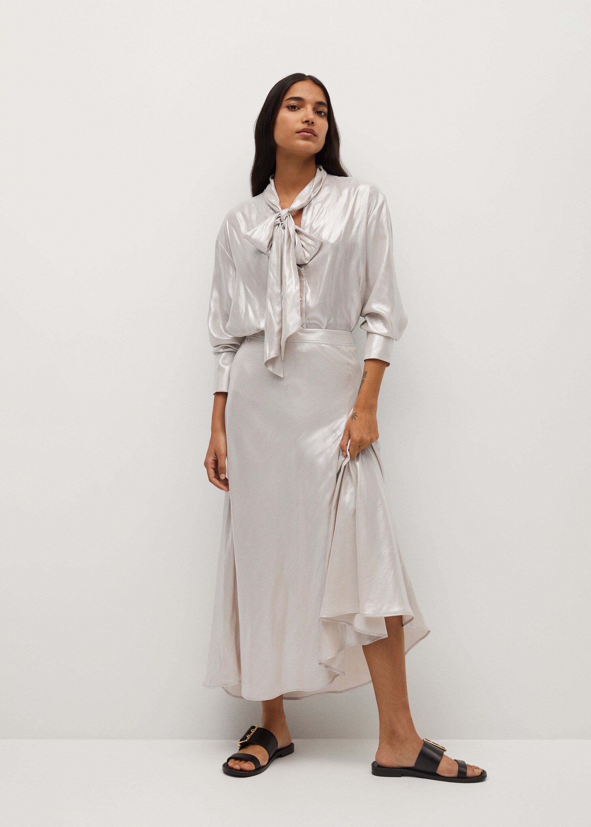Blusa satinada lazo - Plano general