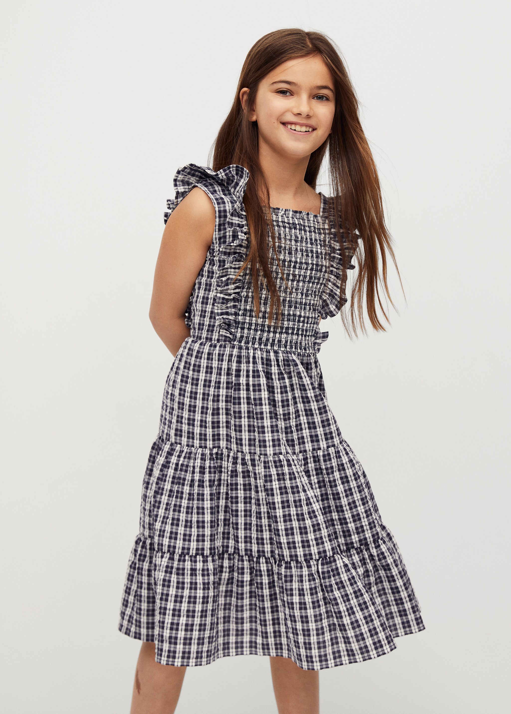 Vestido aos quadrados com folhos - Plano geral