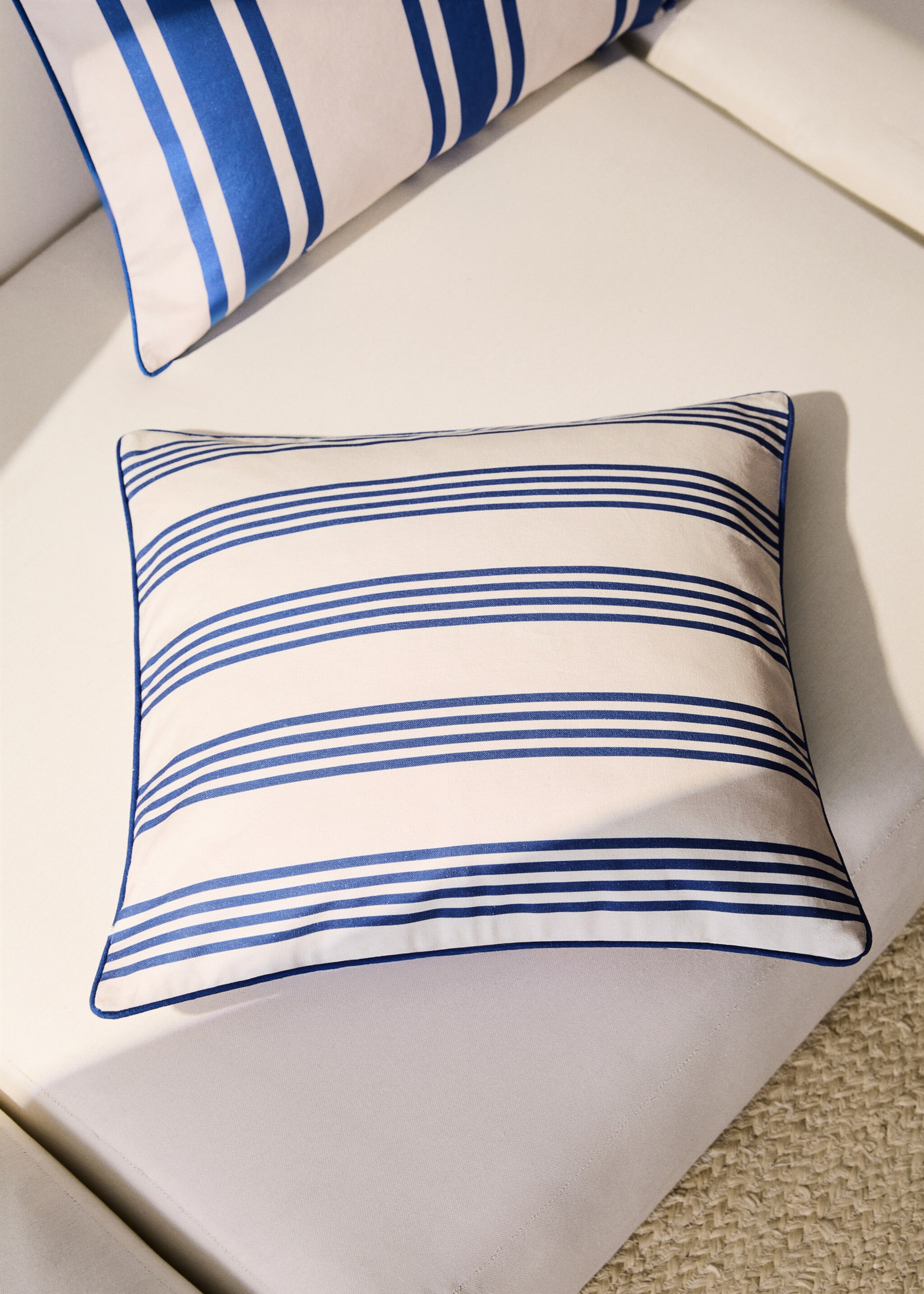 Voděodolný pruhovaný povlak na polštářek 45x45 cm - Celkový náhled, Písková. Ref: 87077898-00.