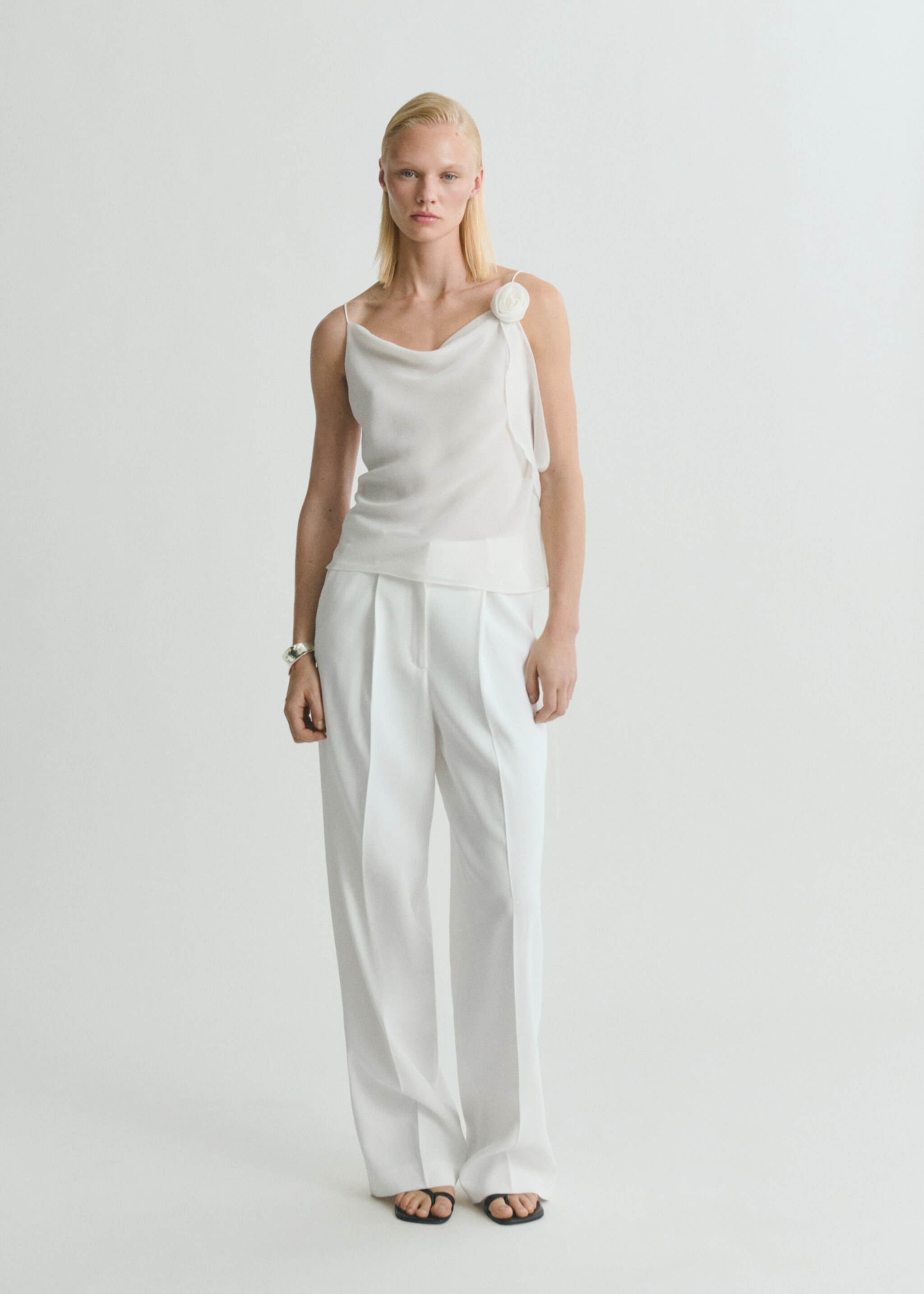 Top drapat cu detaliu de floare - Plan general, Alb-murdar. Ref: 87079066-00.