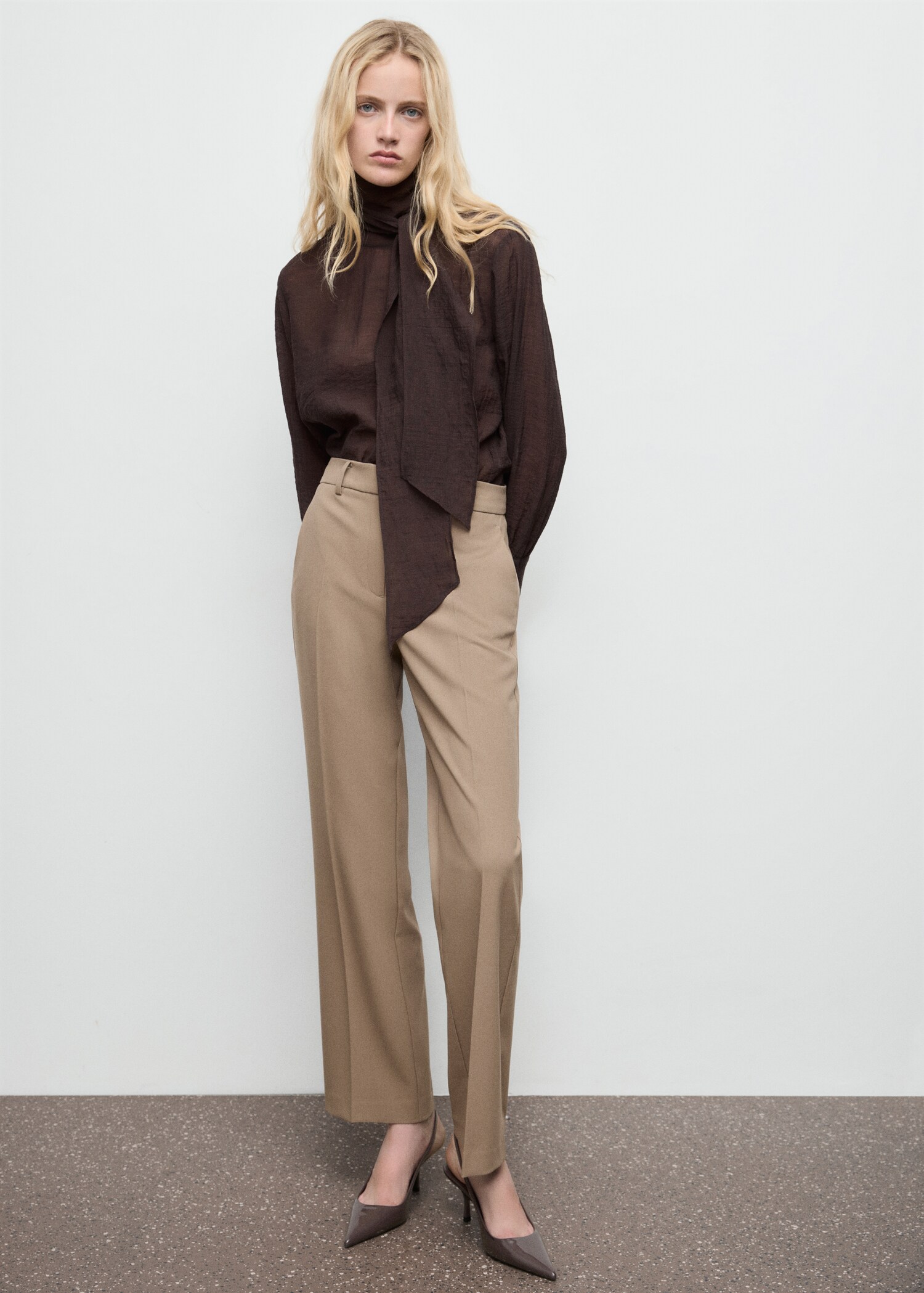 Straight mid-rise trousers - General plane