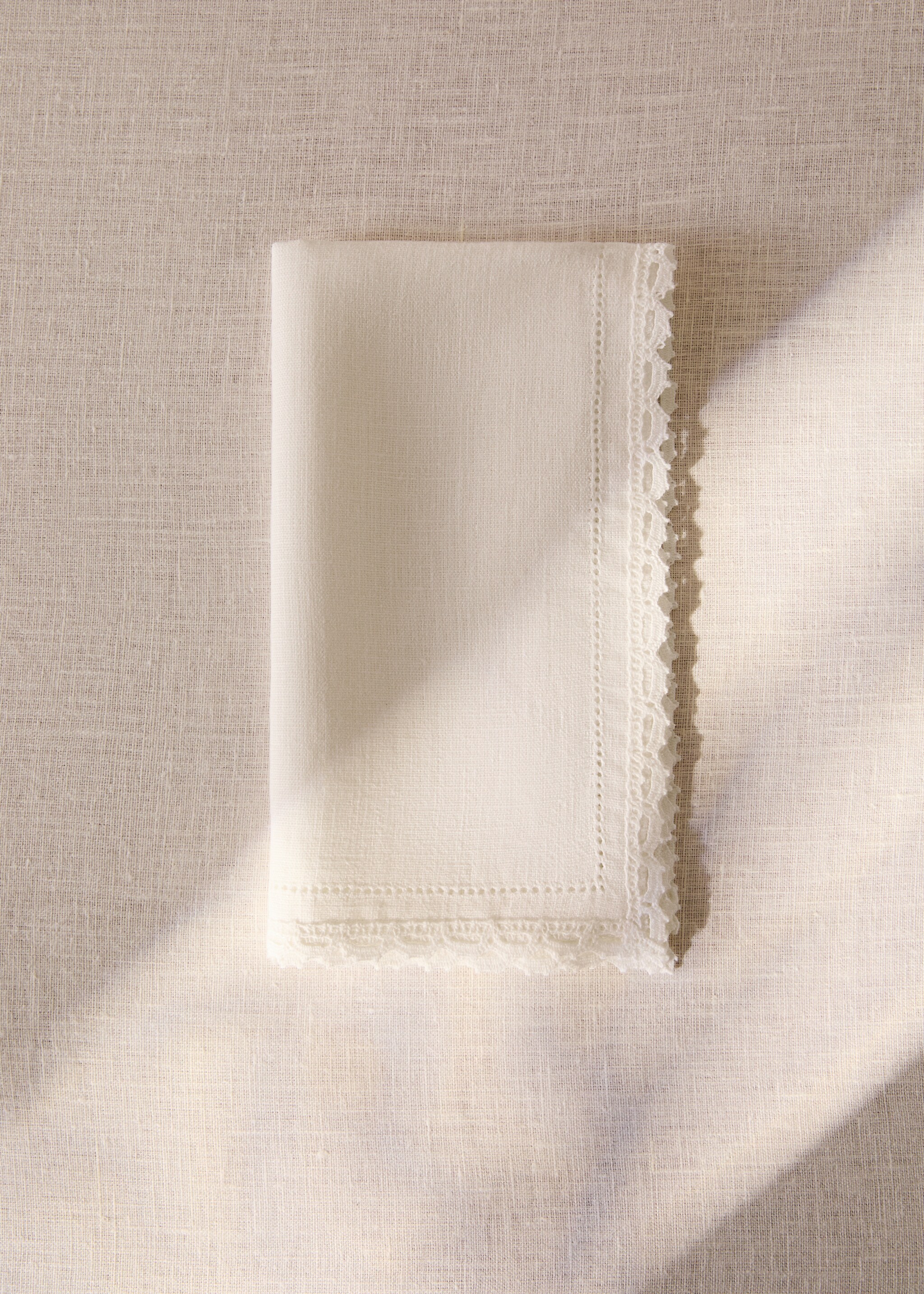 Linen napkins with lace edging - General plane, Ecru. Ref: 87083307-00.