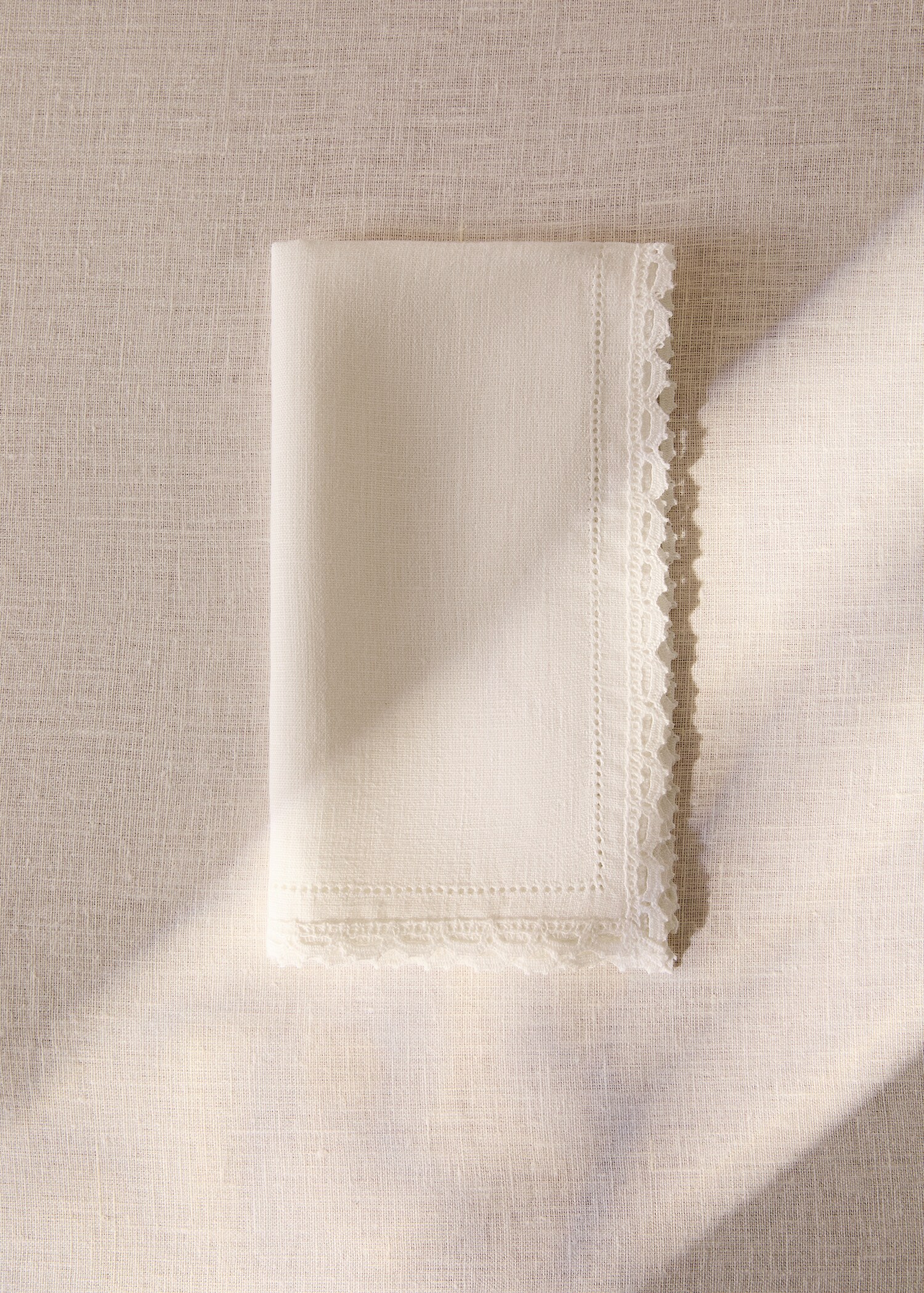 Linen napkins with lace edging - General plane