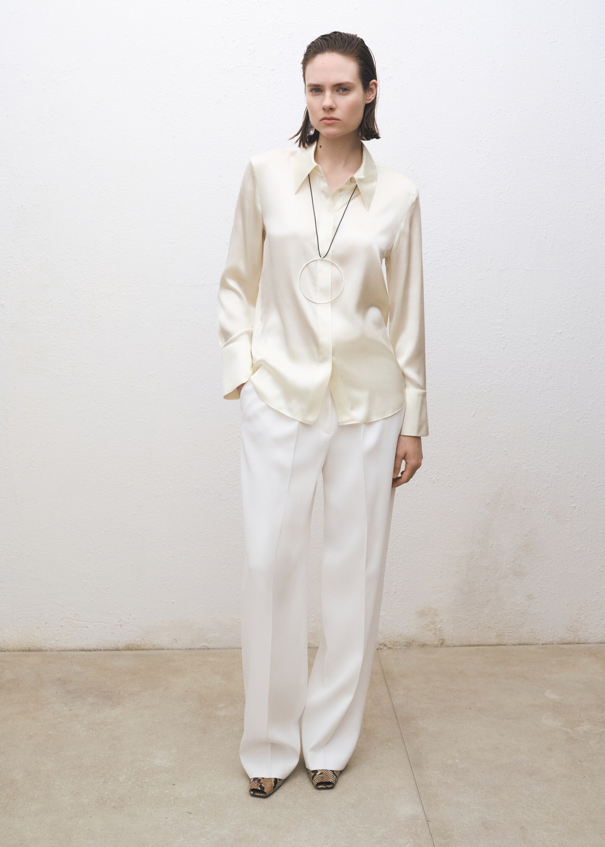 Satiniertes Seidenhemd - Allgemeine Ansicht, Cremeweiß. Ref: 87084076-00.