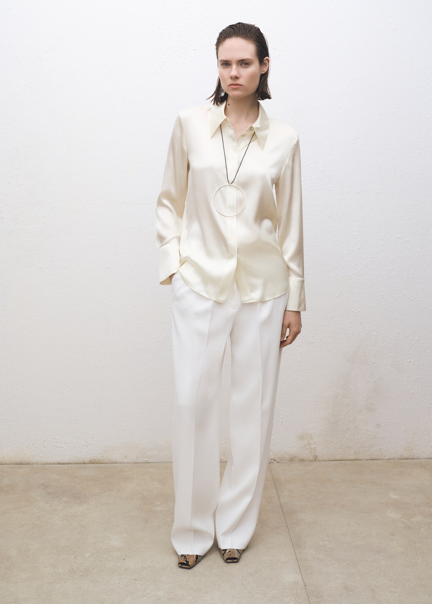 Satiniertes Seidenhemd - Allgemeine Ansicht