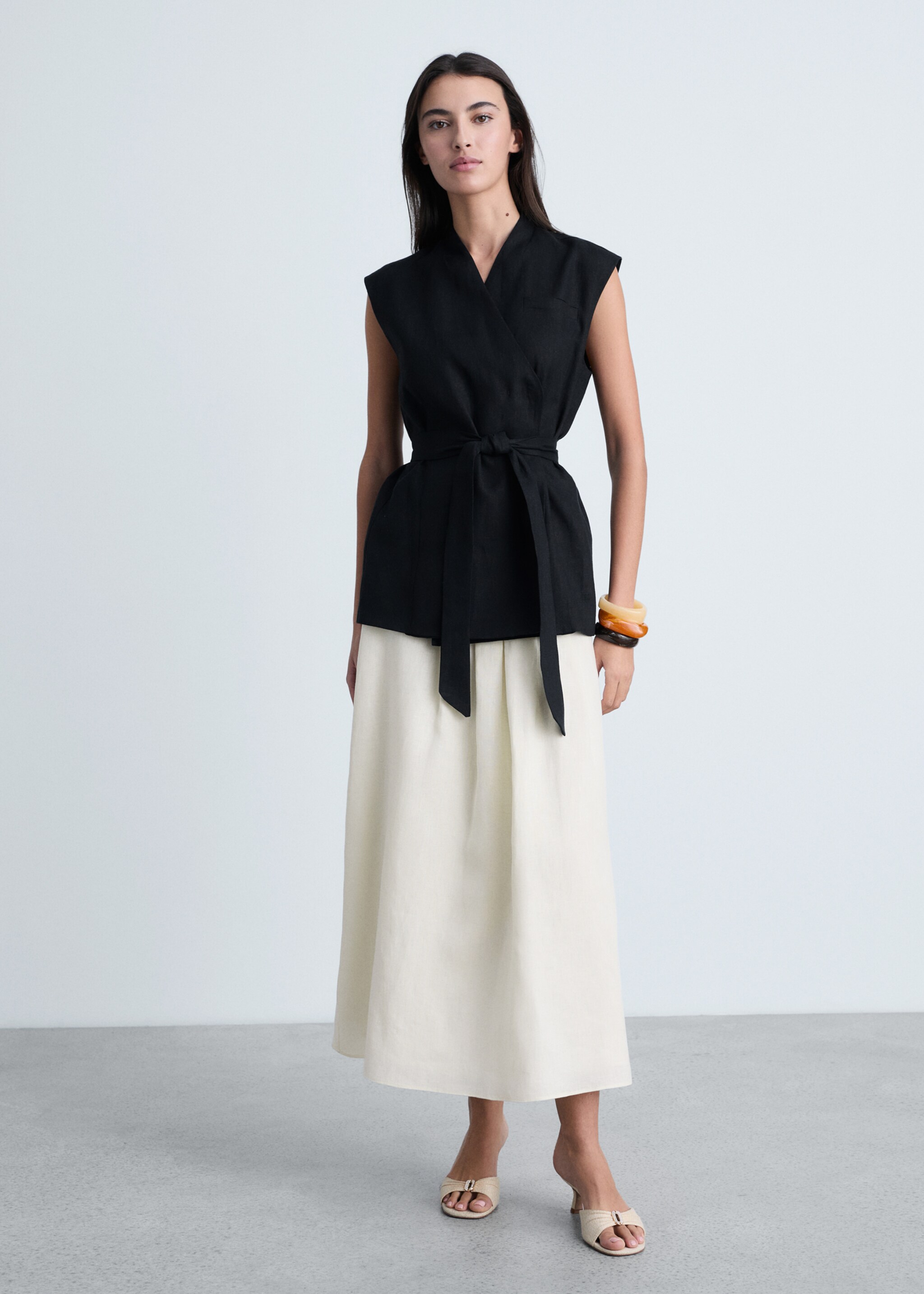 Linen waistcoat with belt - General plane, Black. Ref: 87084785-00.