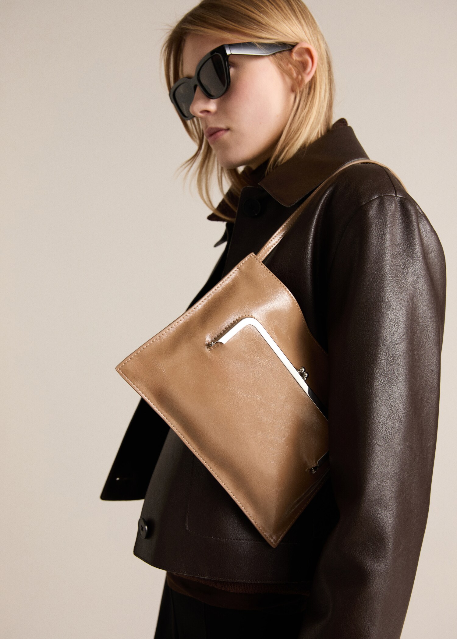 Shoulder bag with pochette pocket - General plane