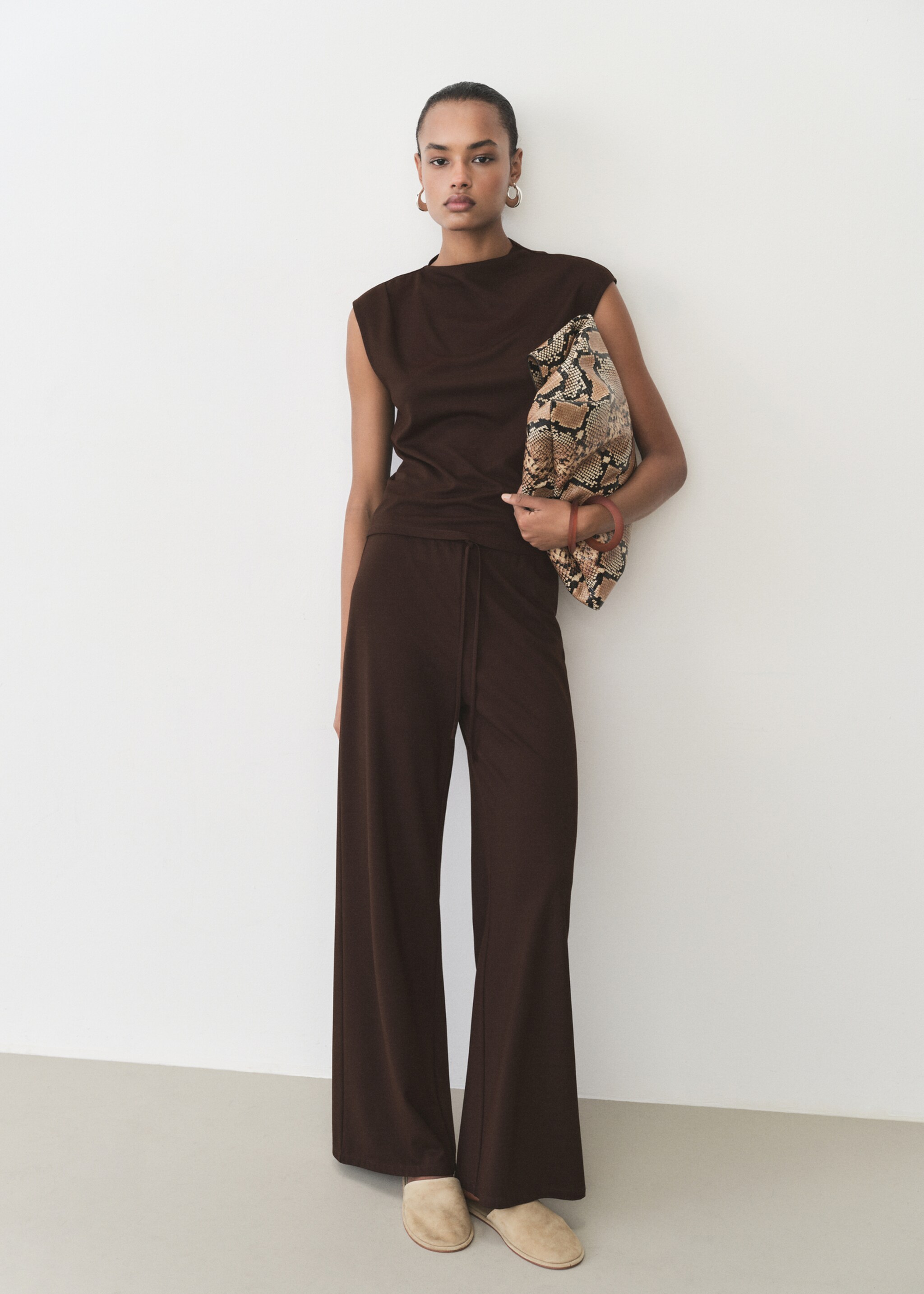 Camiseta cuello asimétrico fruncidos - Plano general, Chocolate. Ref: 87085755-00.