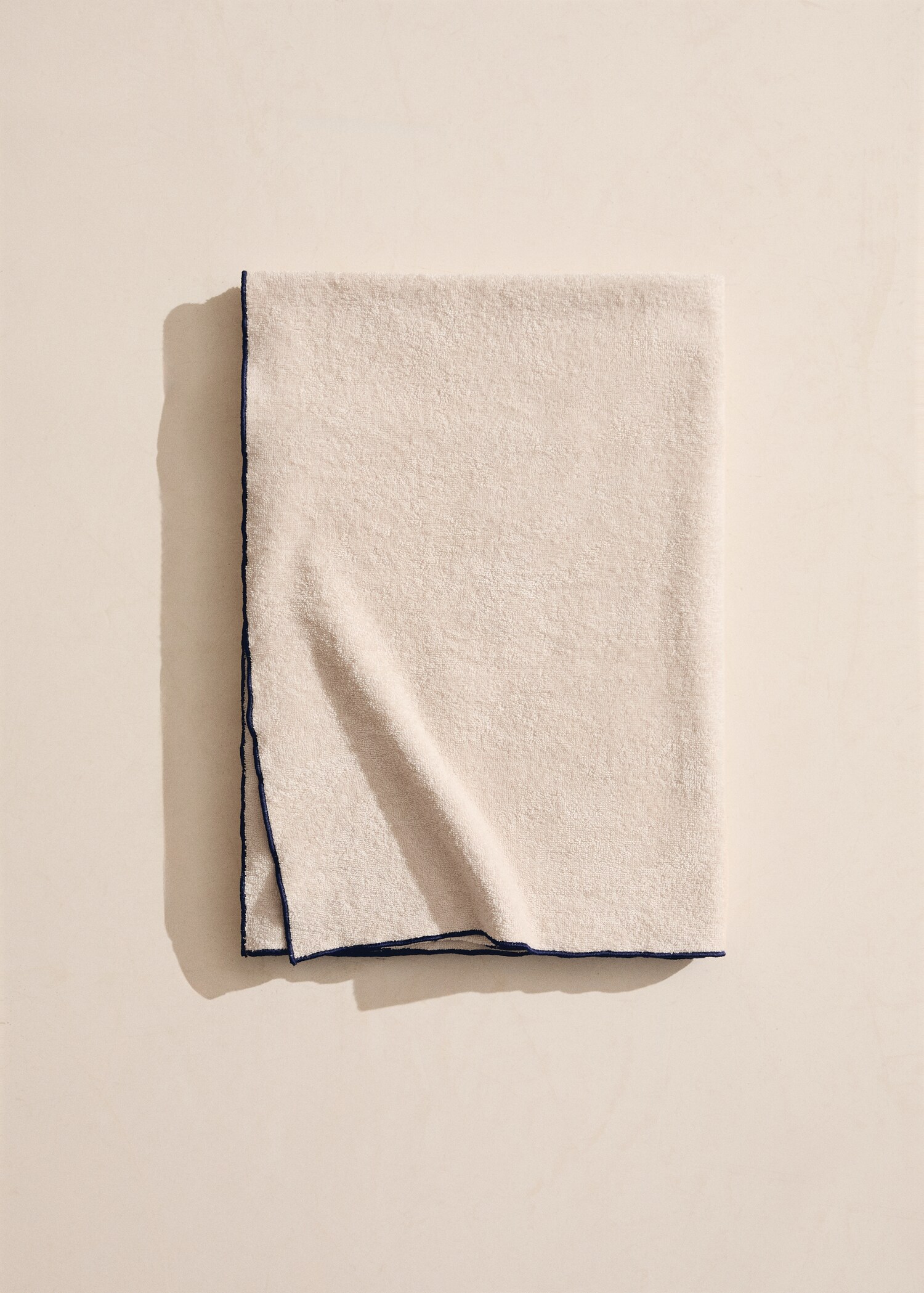 Πετσέτα παραλίας με overlock σε χρωματική αντίθεση - Γενικό πλάνο