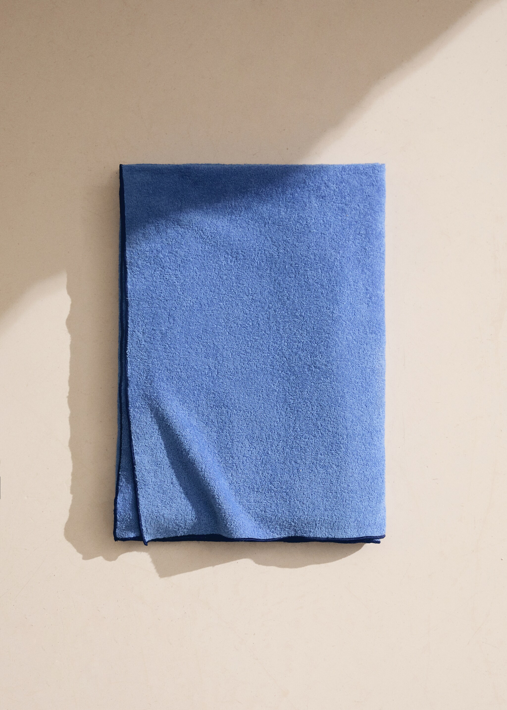 Πετσέτα παραλίας με overlock σε χρωματική αντίθεση - Γενικό πλάνο, Μπλε. Ref: 87086724-00.