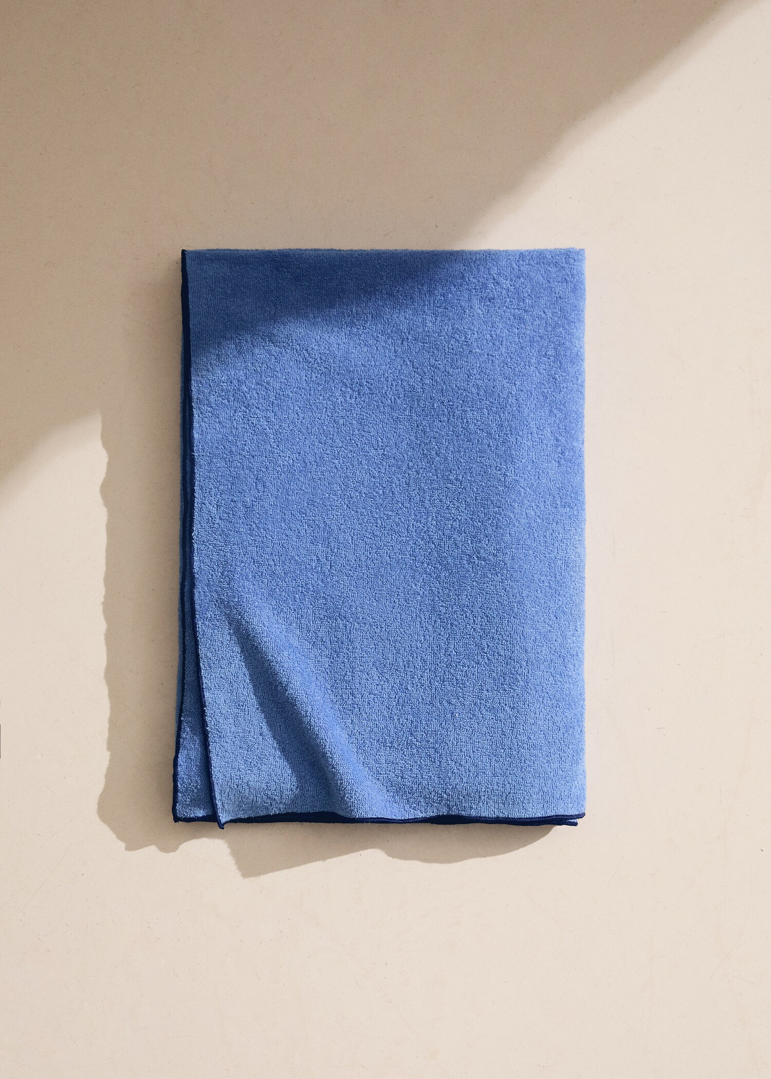 Πετσέτα παραλίας με overlock σε χρωματική αντίθεση - Γενικό πλάνο