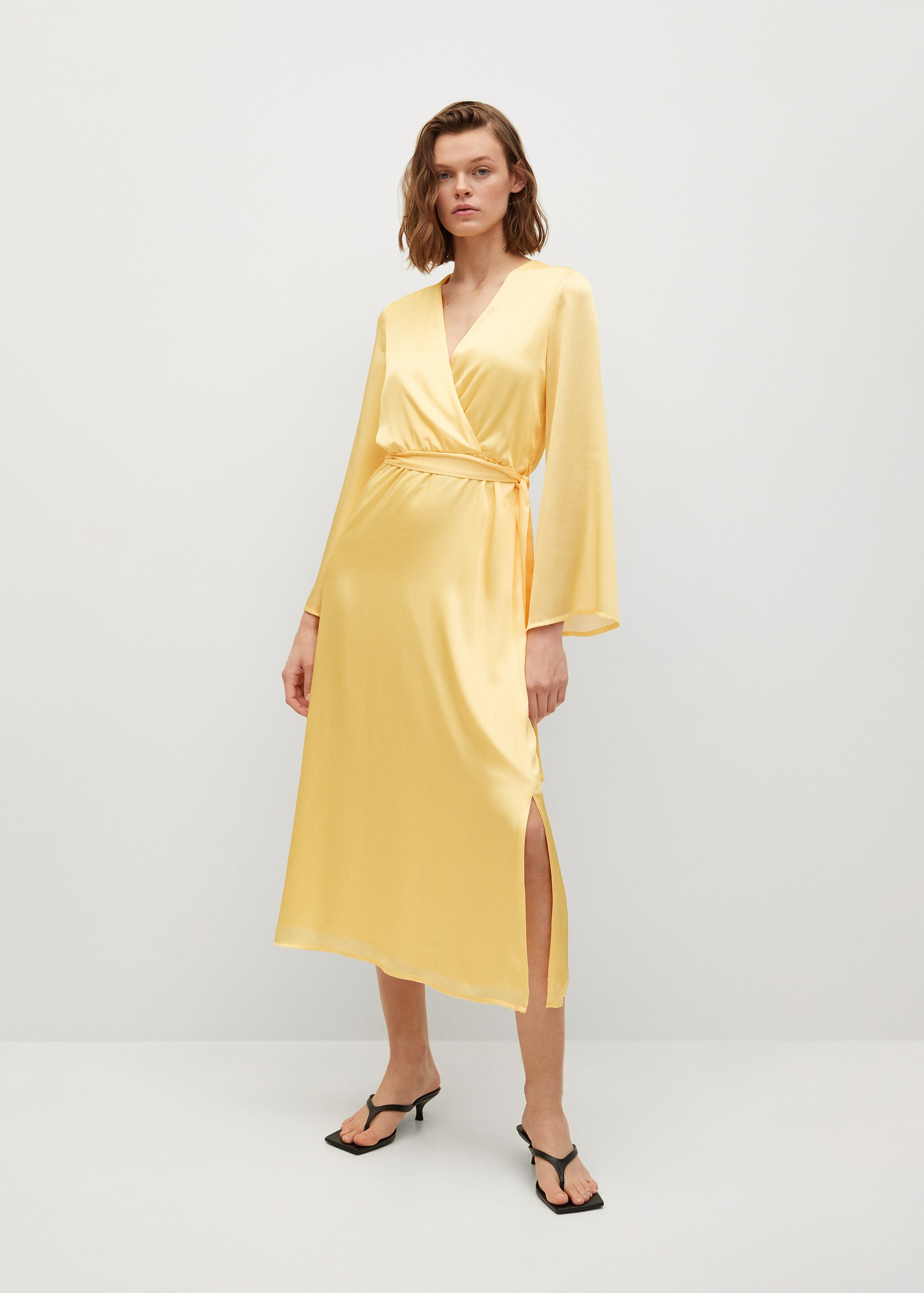 Vestido satinado cruzado - Plano general