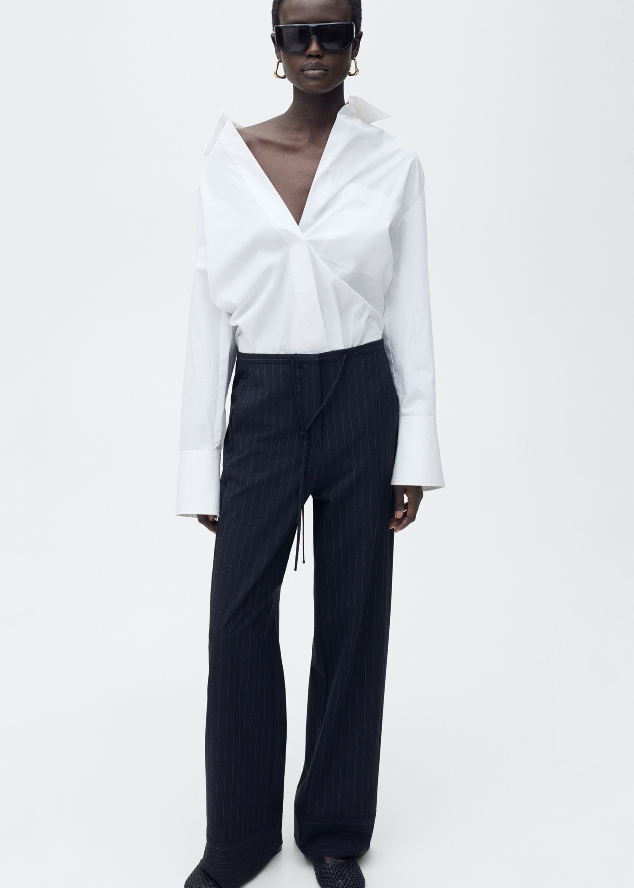 Pantalon droit fines rayures - Plan général, Bleu marine foncé. Ref: 87090651-00.