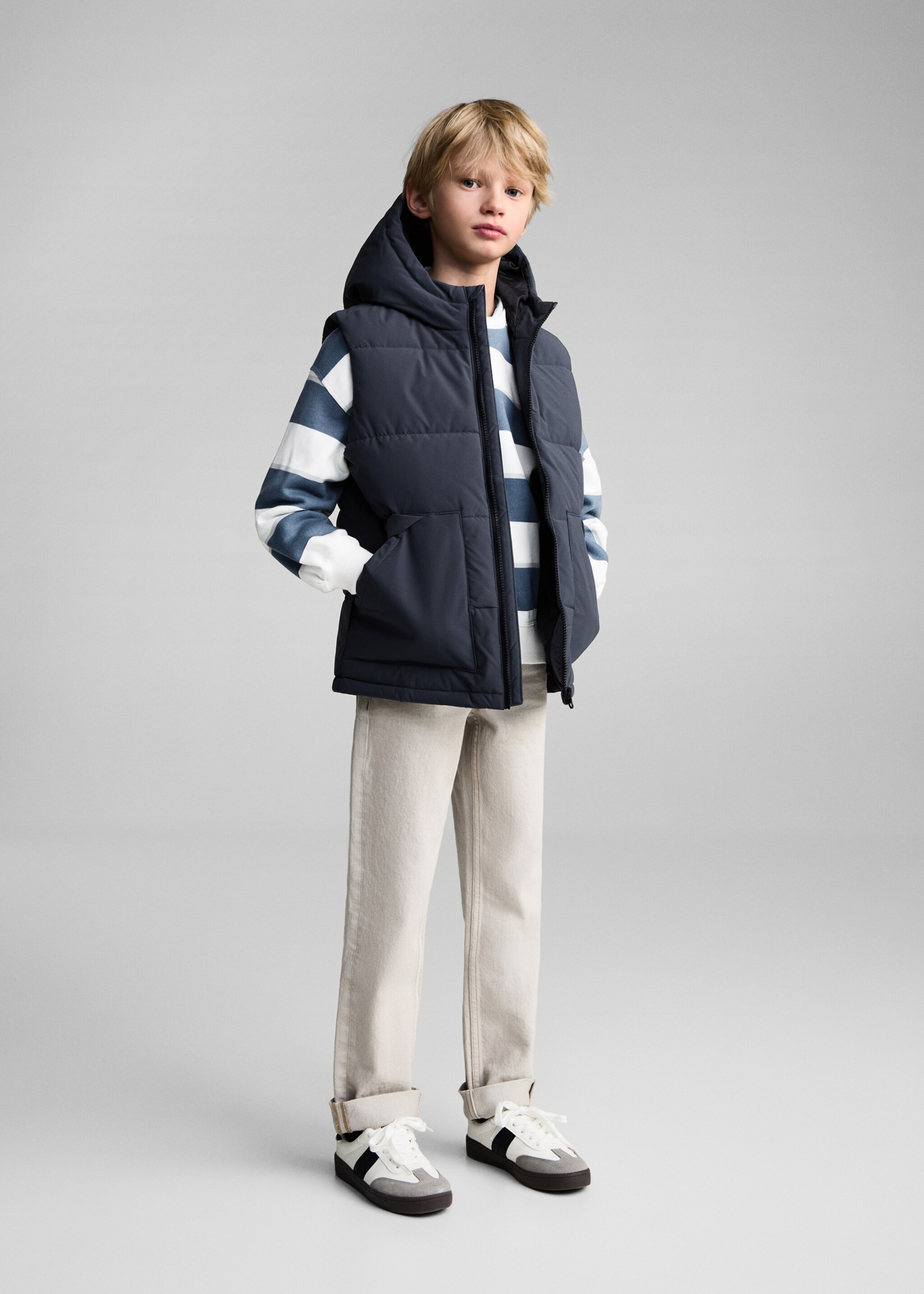 Gilet matelassé à capuche - Plan général, Gris anthracite. Ref: 87092536-00.