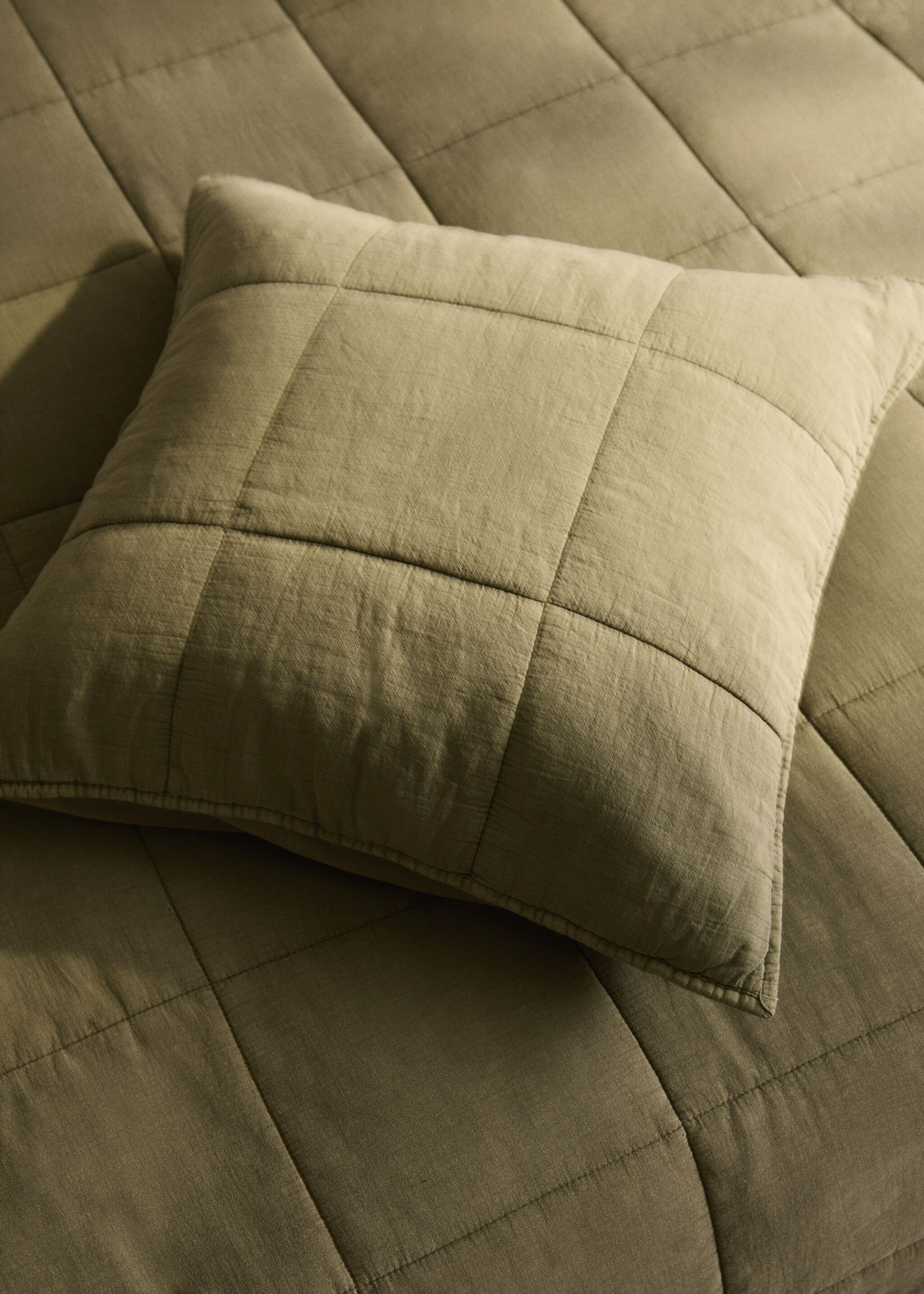 Garment-dyed cotton cushion cover with checks 50x50 cm - General plane, Khaki. Ref: 87092908-00.