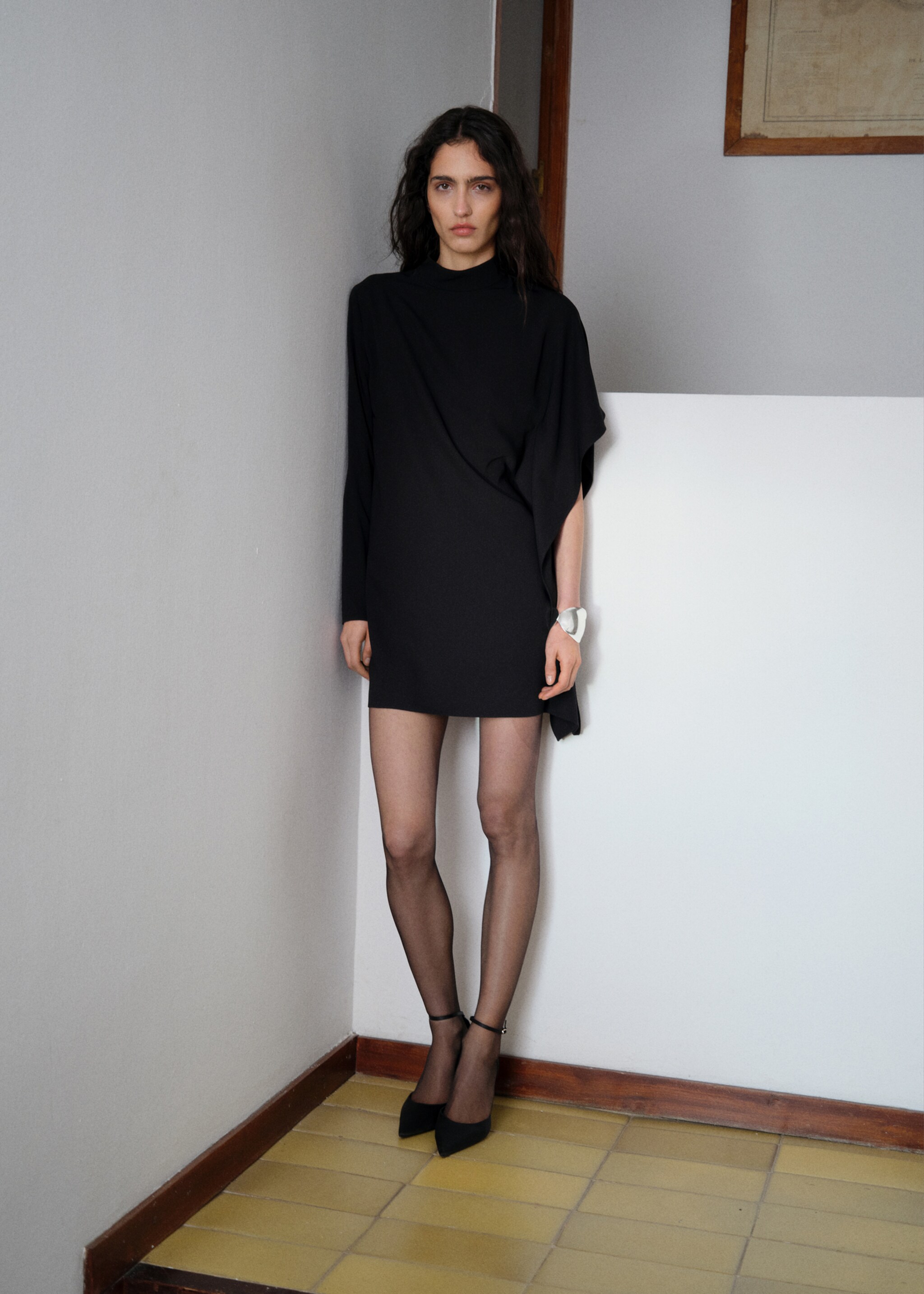 Short asymmetrical sleeve dress - General plane, Black. Ref: 87094090-00.