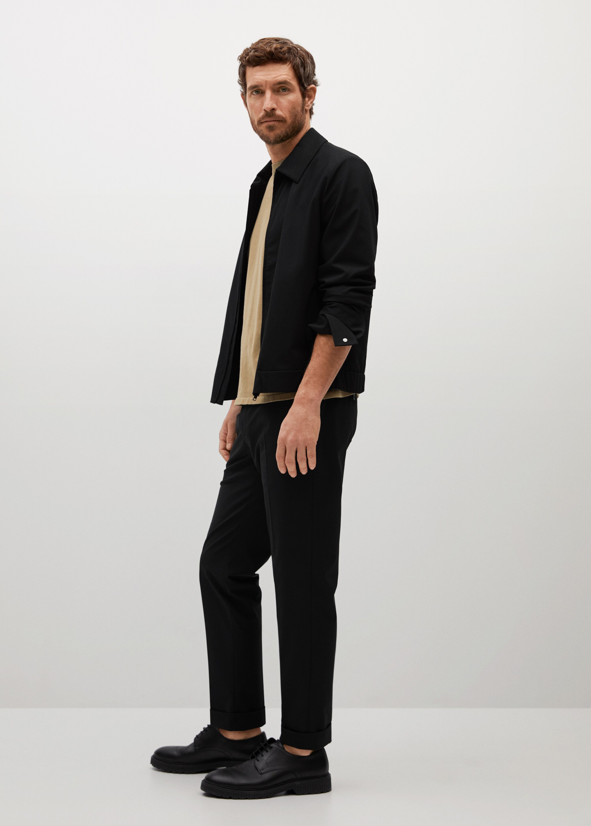 Pantalón slim fit pinzas - Plano general