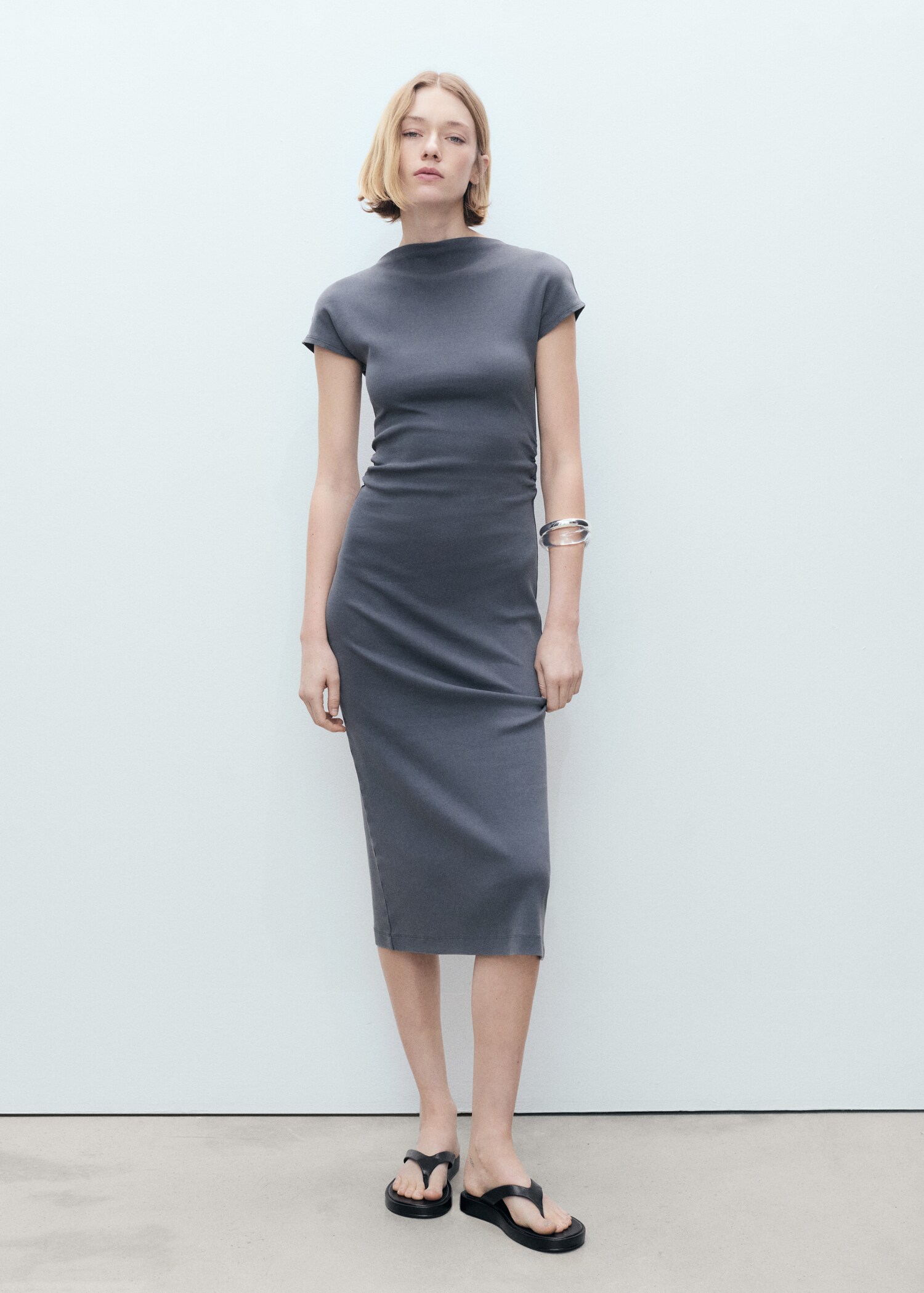 Midi-Kleid mit drapiertem Detail - Allgemeine Ansicht