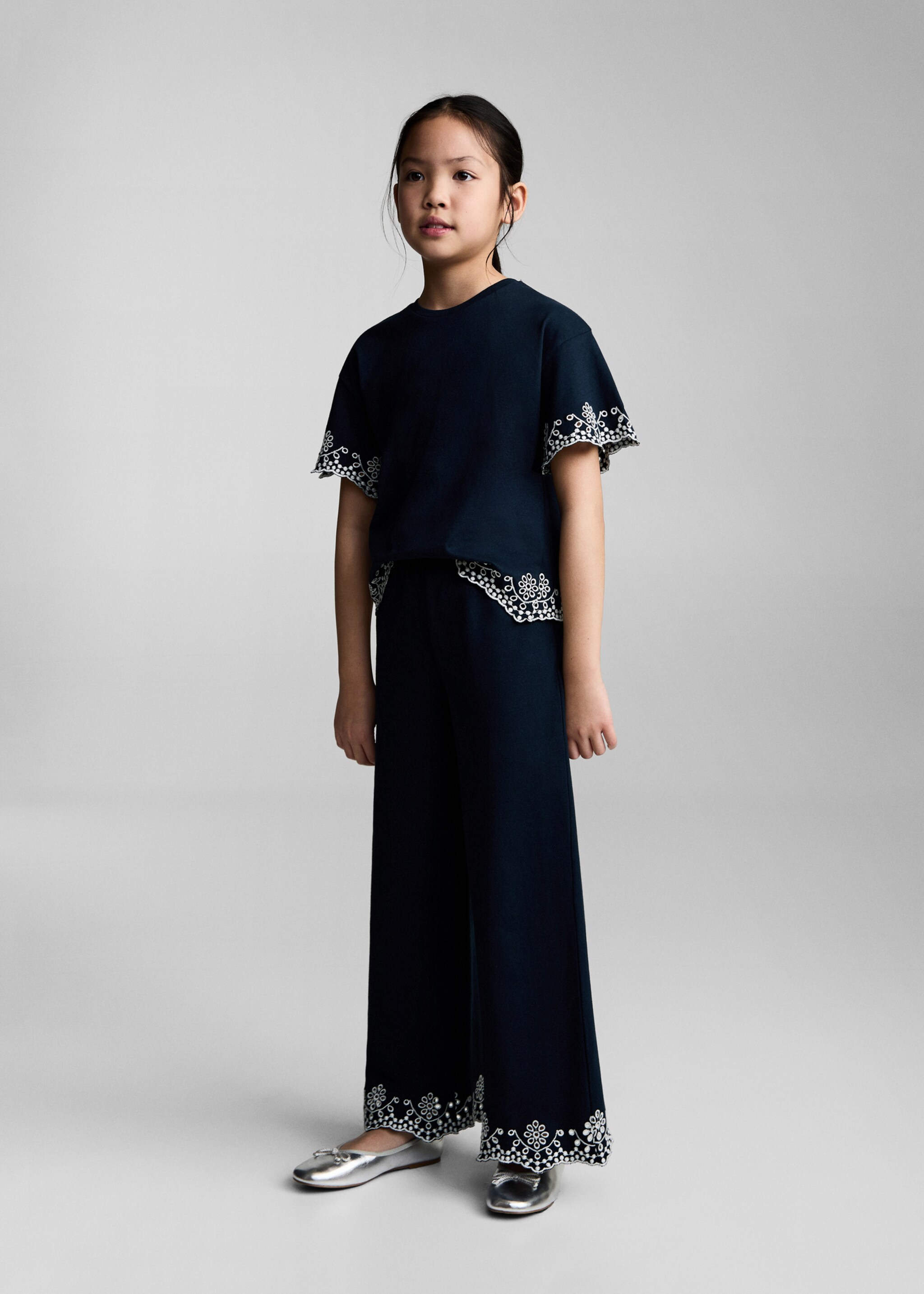 Bavlněné kalhoty s dírkovou výšivkou - Celkový náhled, Námořnická modrá. Ref: 87095947-00.