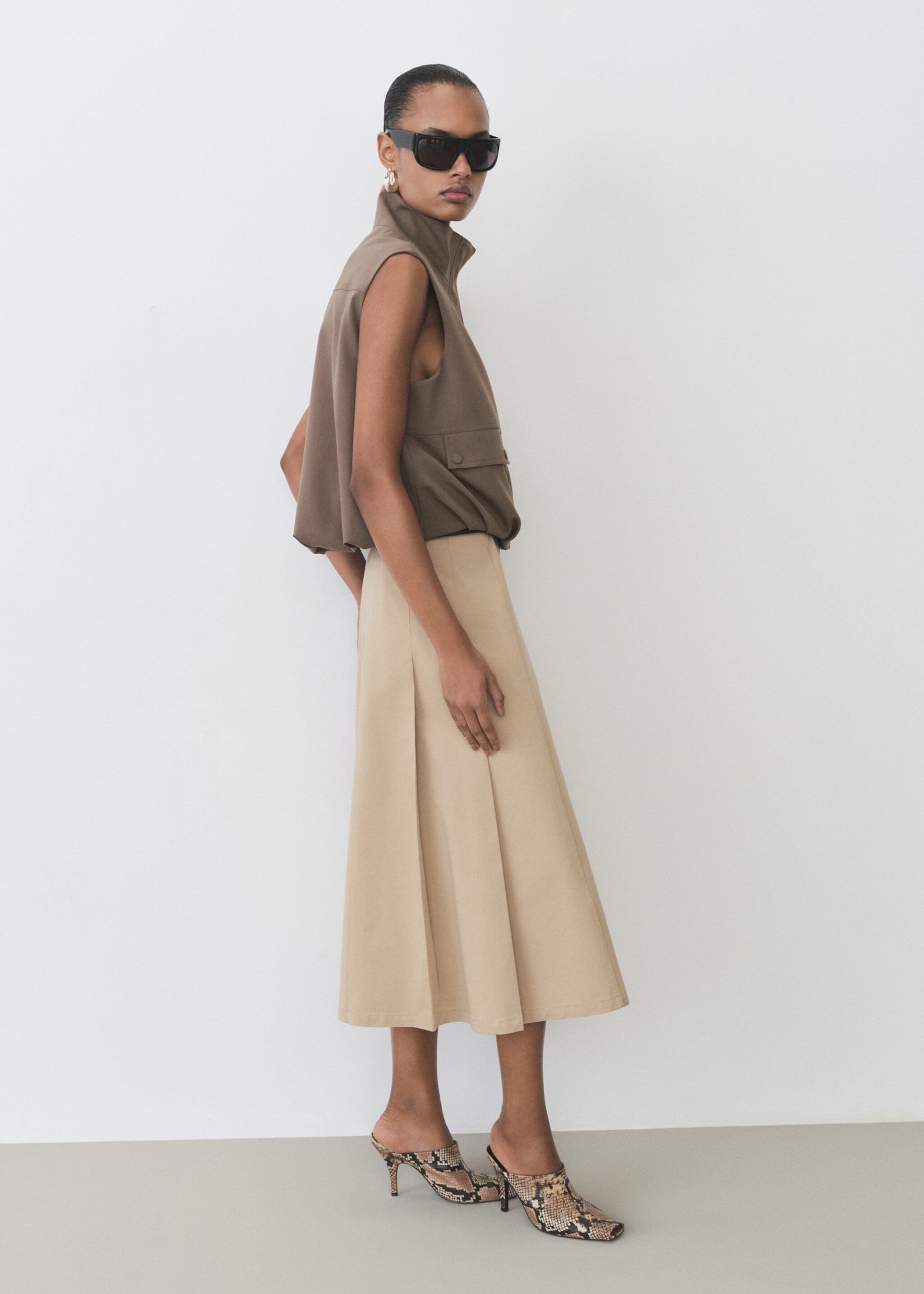 Ausgestellter Rock mit Abnäherdetail - Allgemeine Ansicht, Mittelbraun. Ref: 87096362-00.