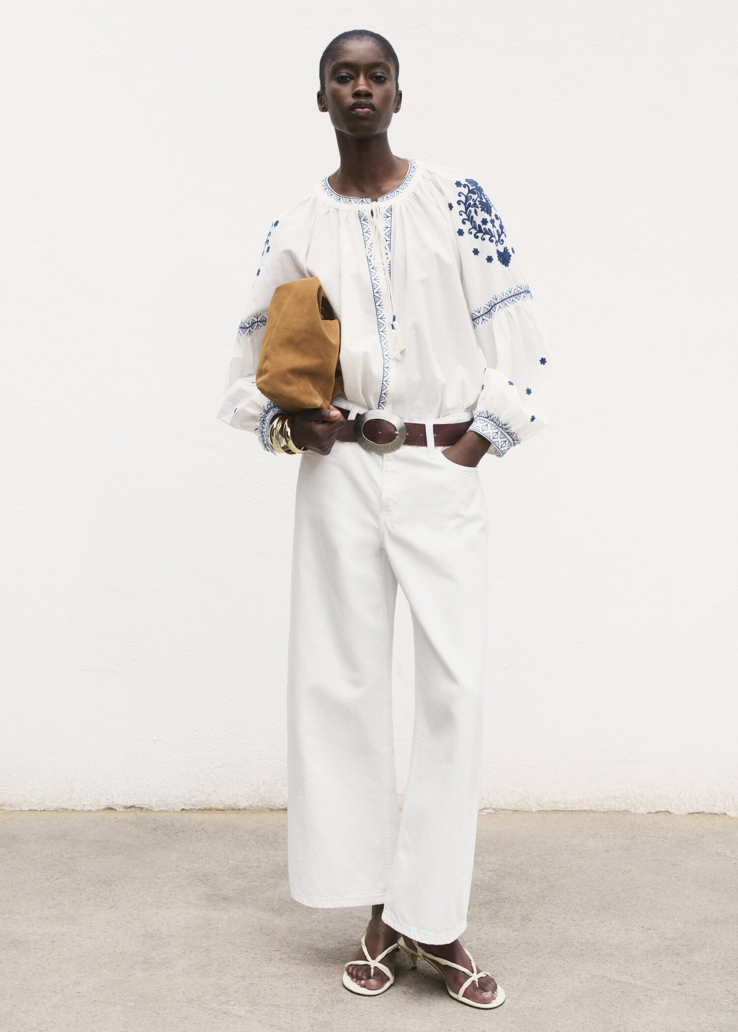 Broderad detalj skjorta - Allmän bild