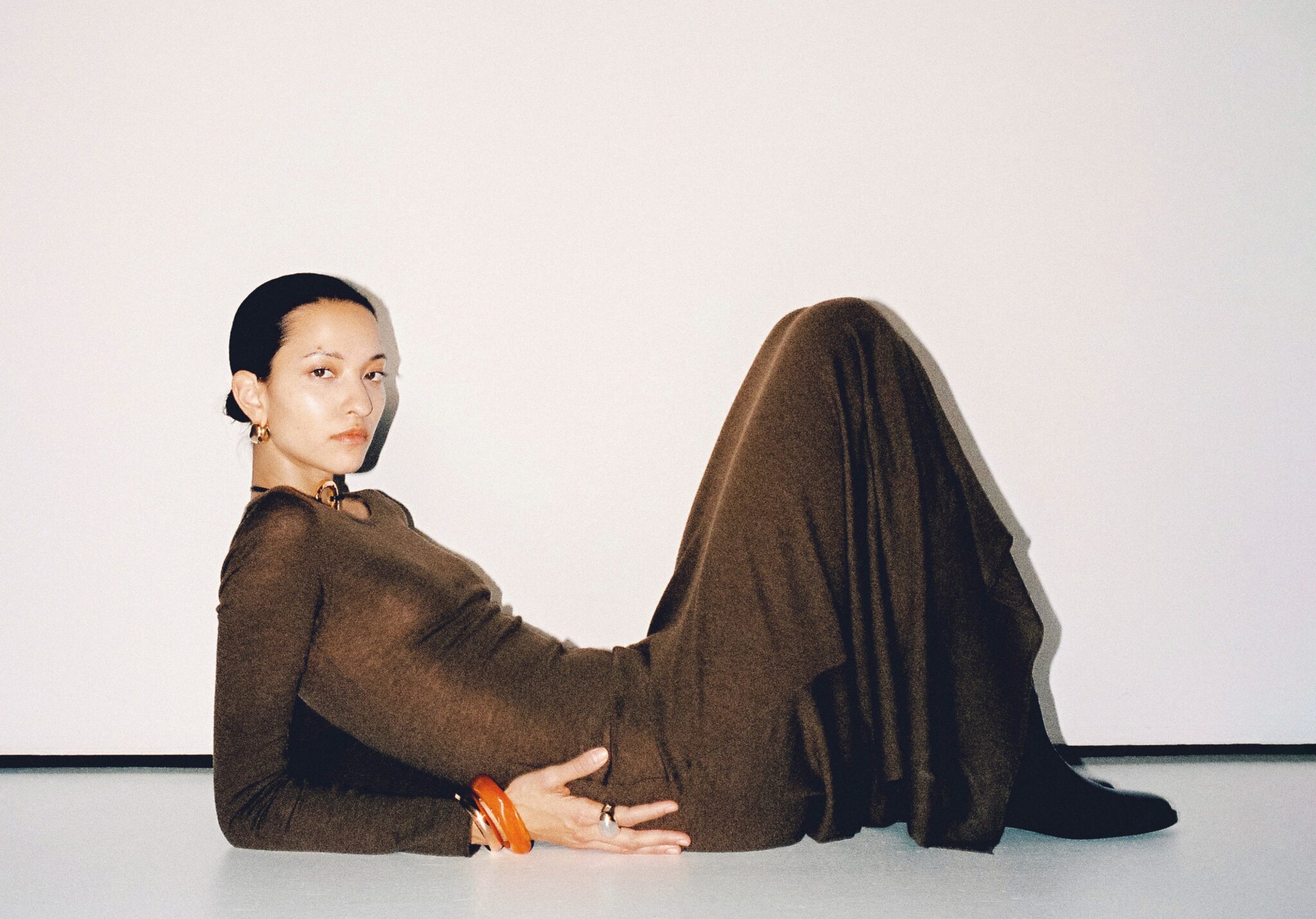 Vestido punto bajo asimétrico - Plano panorámico