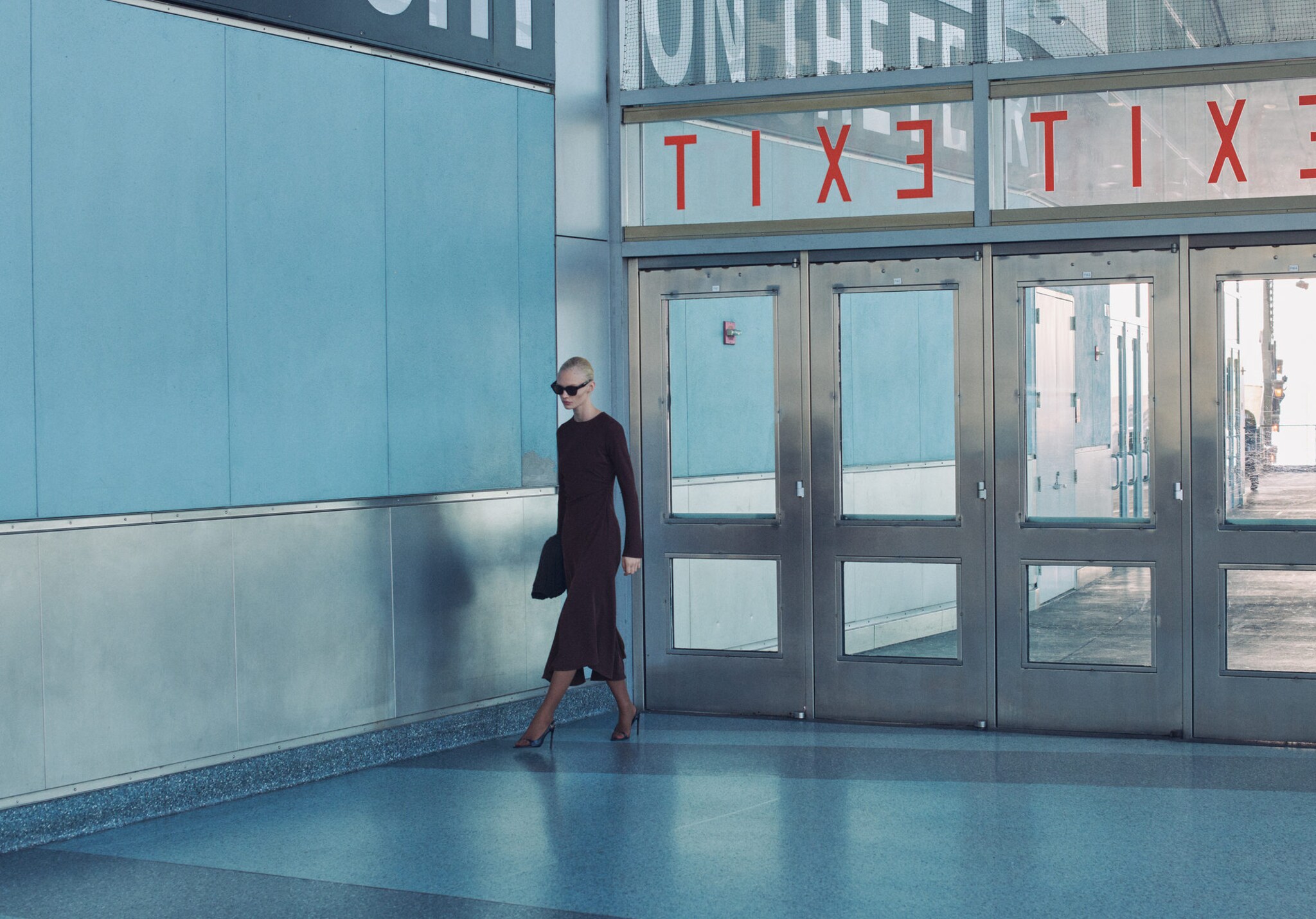 Vestido midi cintura drapeada - Plano panorámico